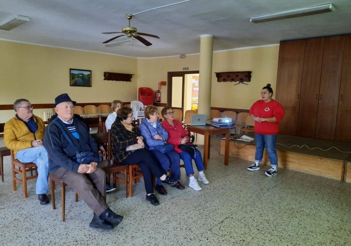 Taller impartido por Cruz Roja en el Hogar del Pensionista de Cangas.