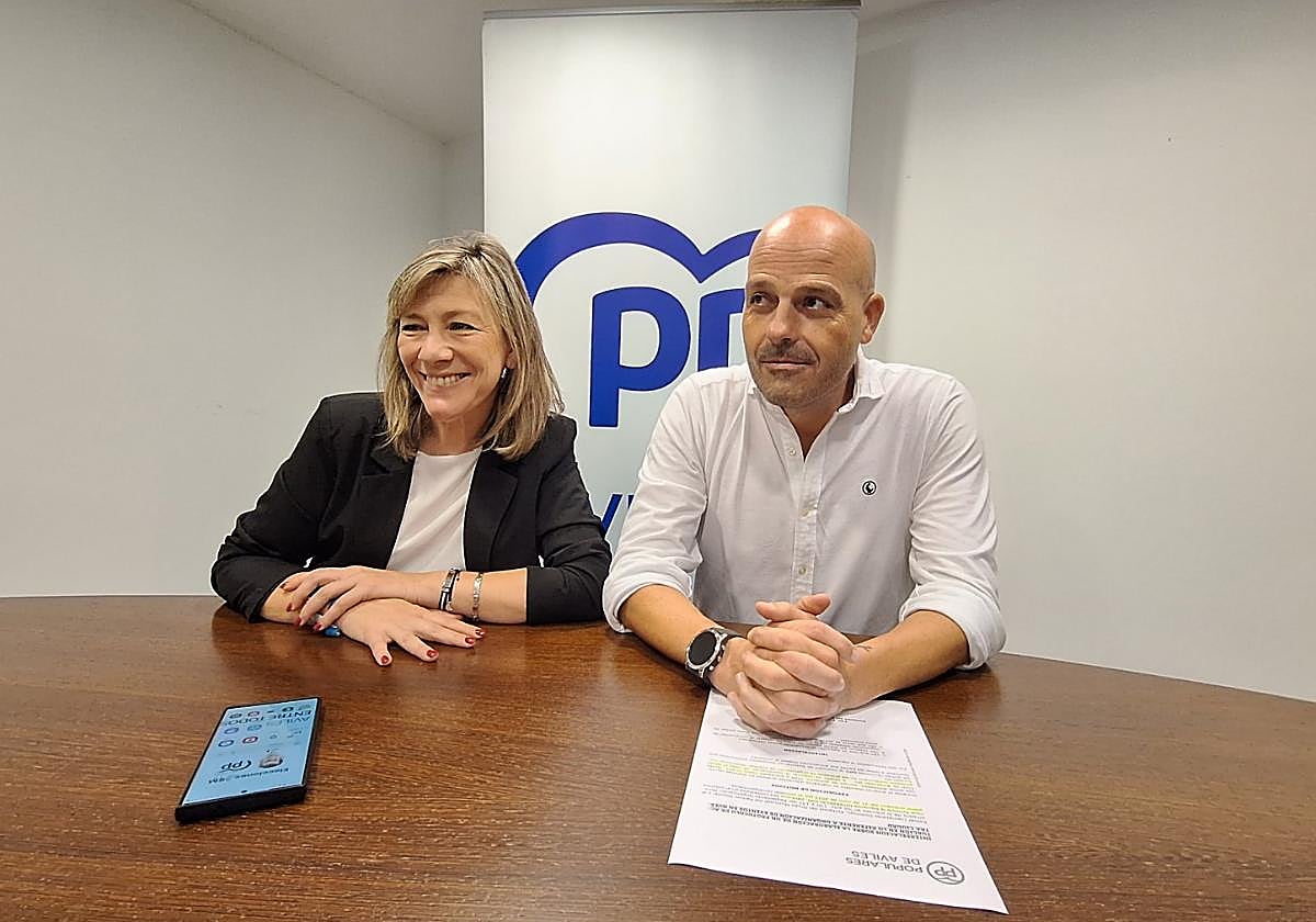 Los populares Esther Llamazares y Carlos Fernández, ayer.