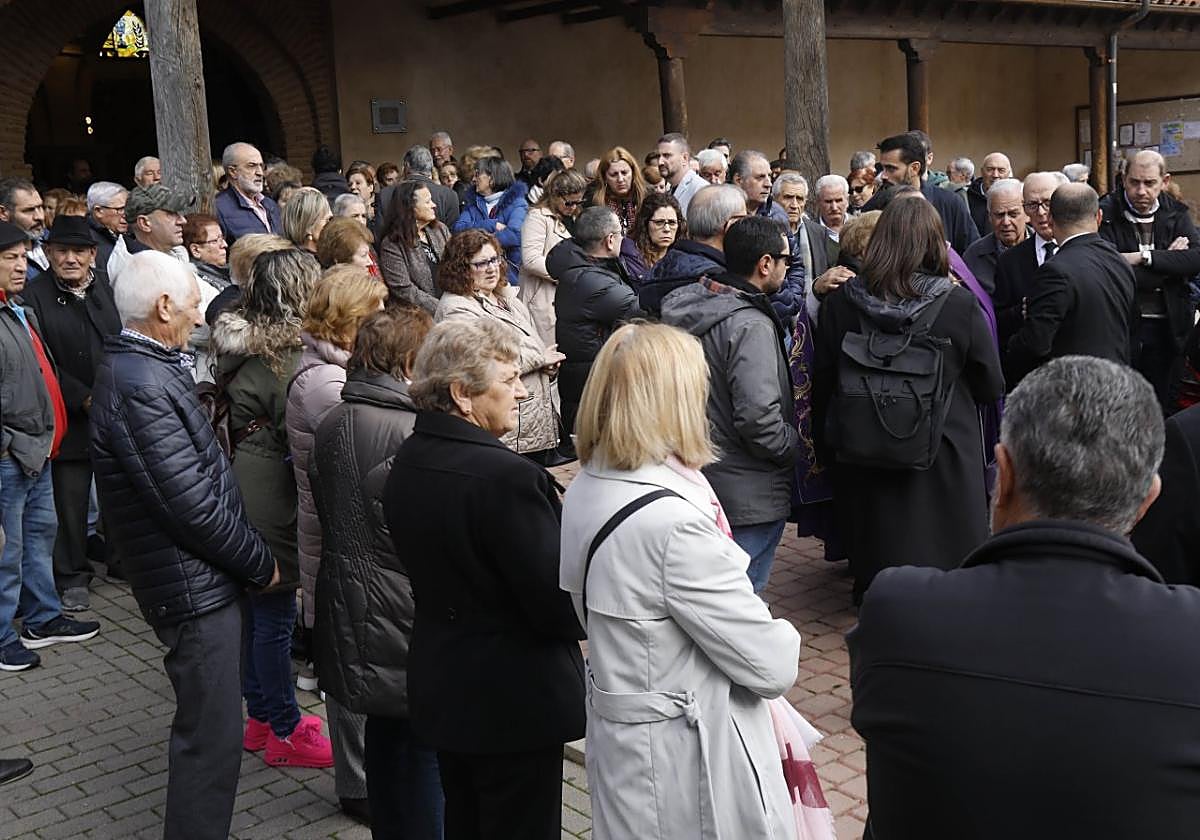 Congregación de vecinos en el templo donde se despidió a José Antonio.