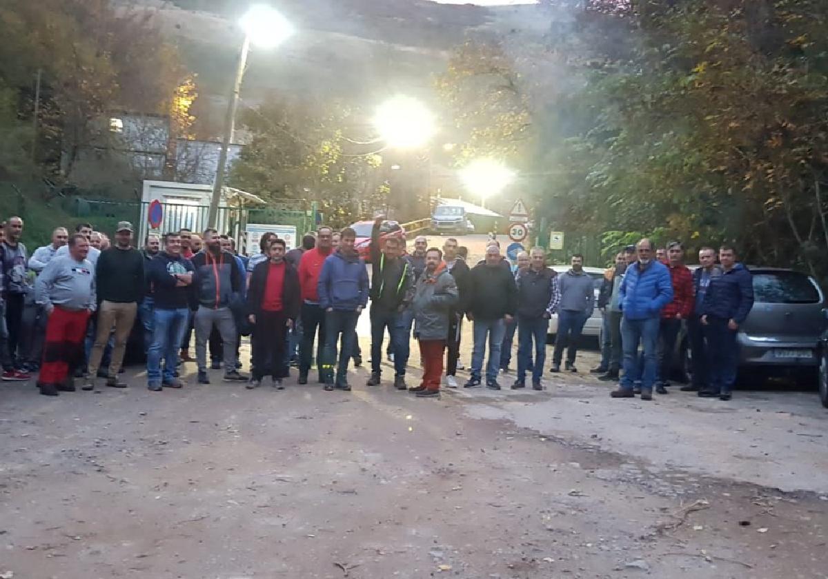 Parte de los trabajadores en huelga, en la primera parada de la mañana, en una de las puertas de acceso al recinto minero.