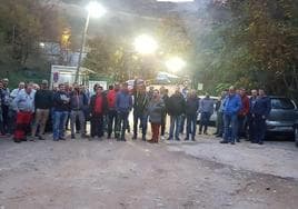 Parte de los trabajadores en huelga, en la primera parada de la mañana, en una de las puertas de acceso al recinto minero.