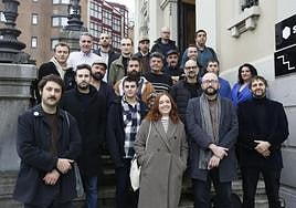 El director del FICX, Alejandro Díaz Castaño (delante, segundo por la derecha), rodeado de cineastas asturianos que participarán en el certamen.