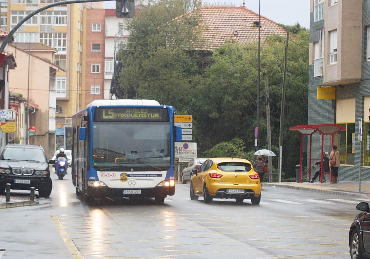 Un autobús interurbano, a su paso por la localidad corverana de Las Vegas.