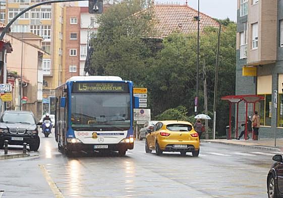 Un autobús interurbano, a su paso por la localidad corverana de Las Vegas.