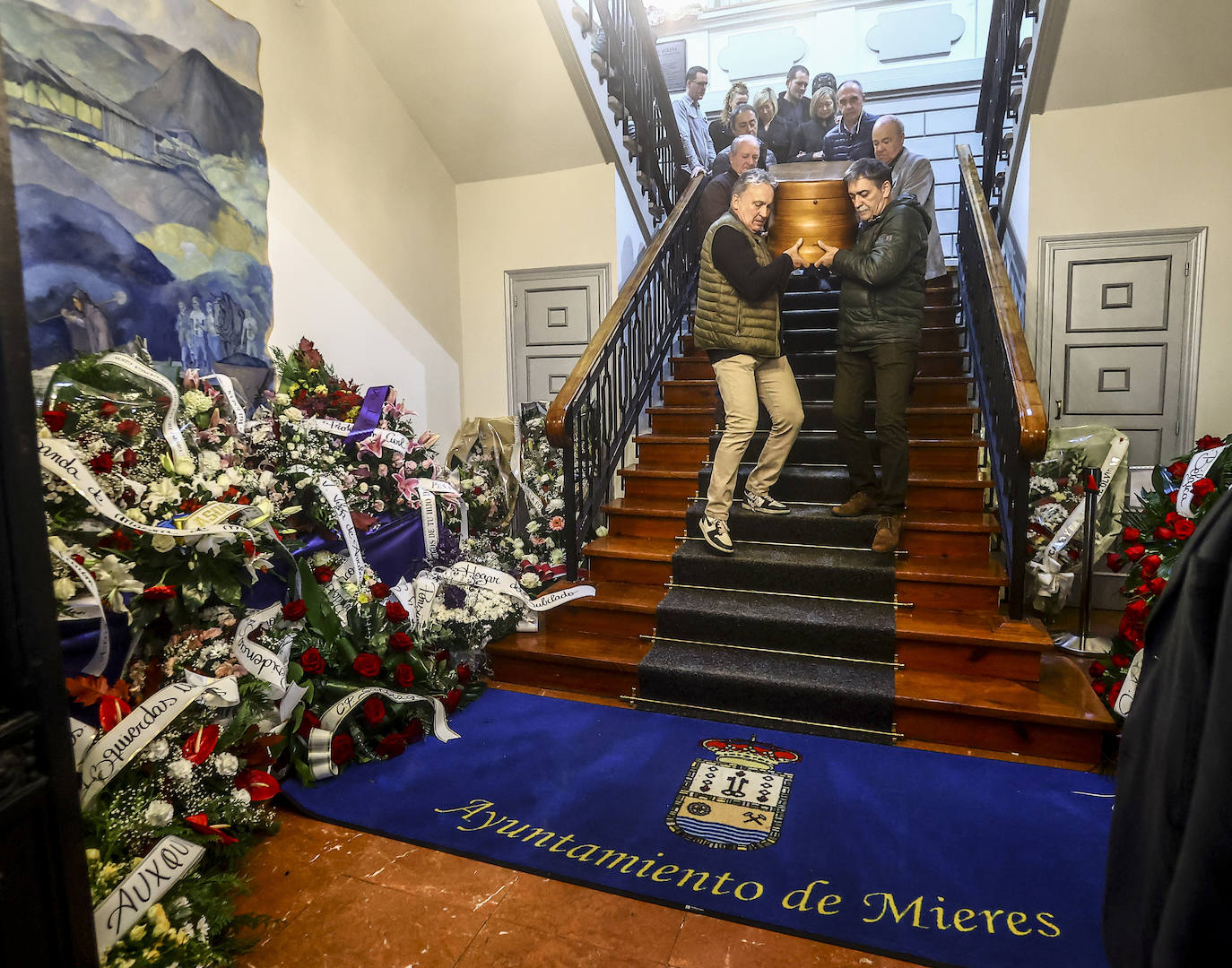 Emotivo y multitudinario adiós a Aníbal Vázquez en Mieres