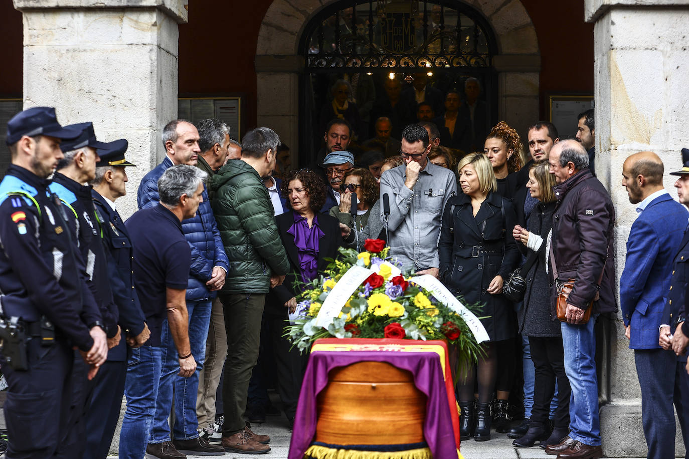 Emotivo y multitudinario adiós a Aníbal Vázquez en Mieres