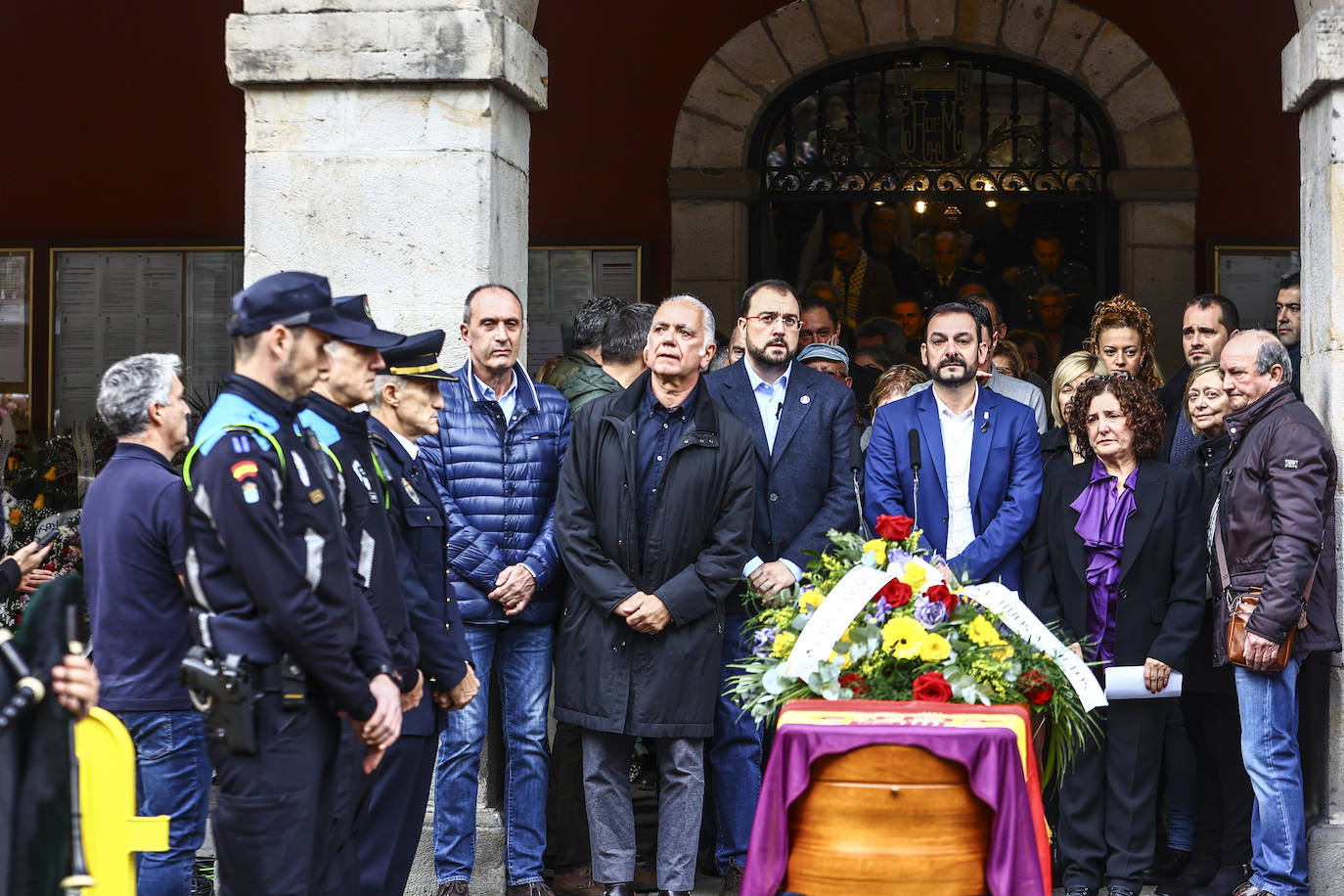 Emotivo y multitudinario adiós a Aníbal Vázquez en Mieres