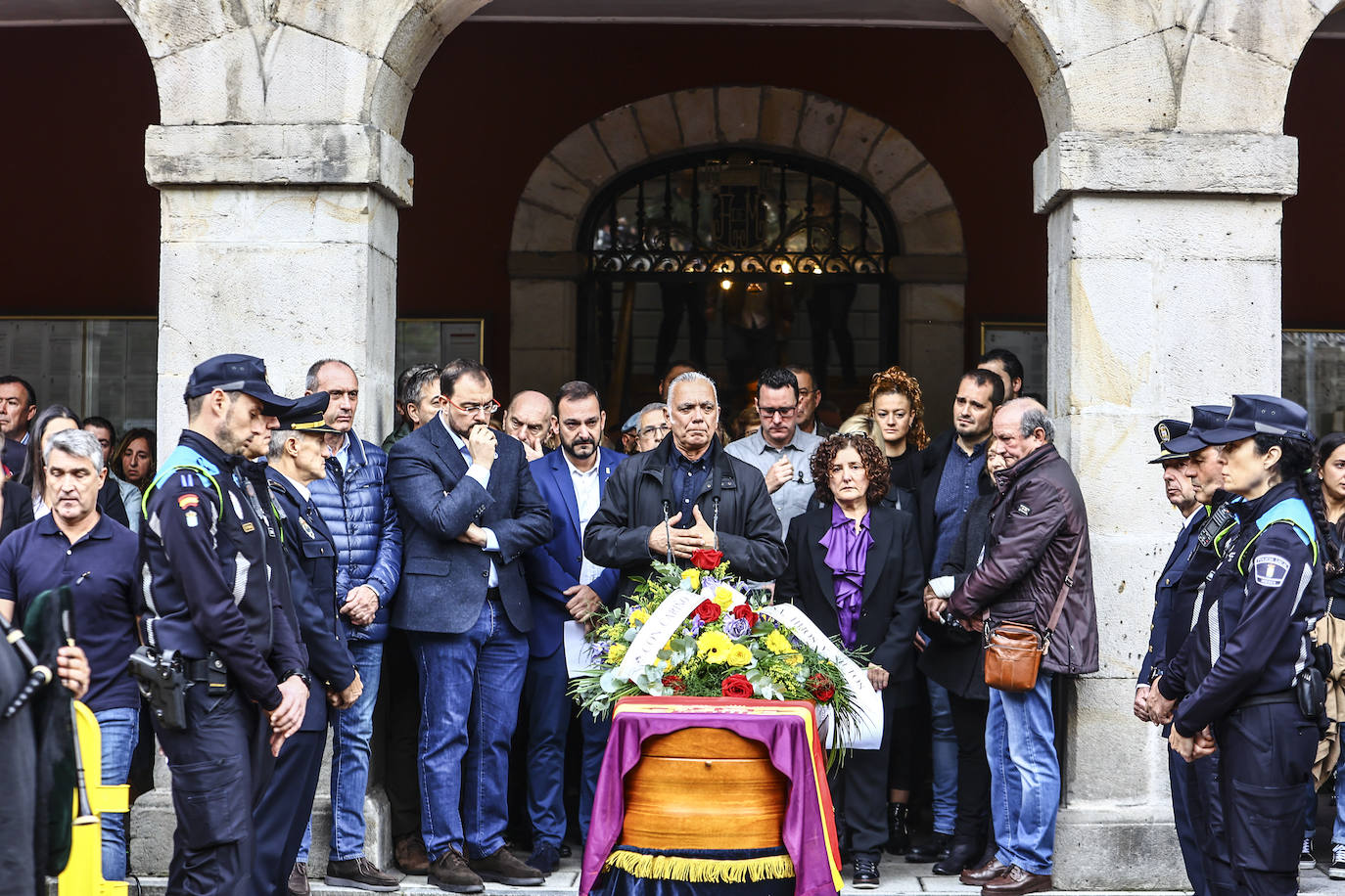 Emotivo y multitudinario adiós a Aníbal Vázquez en Mieres