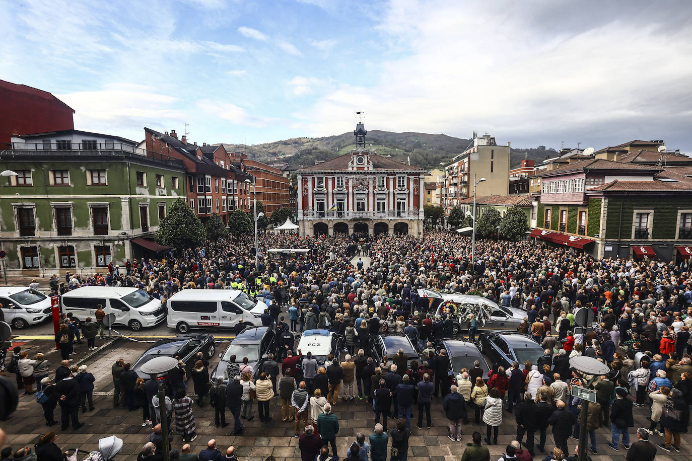 Emotivo y multitudinario adiós a Aníbal Vázquez en Mieres