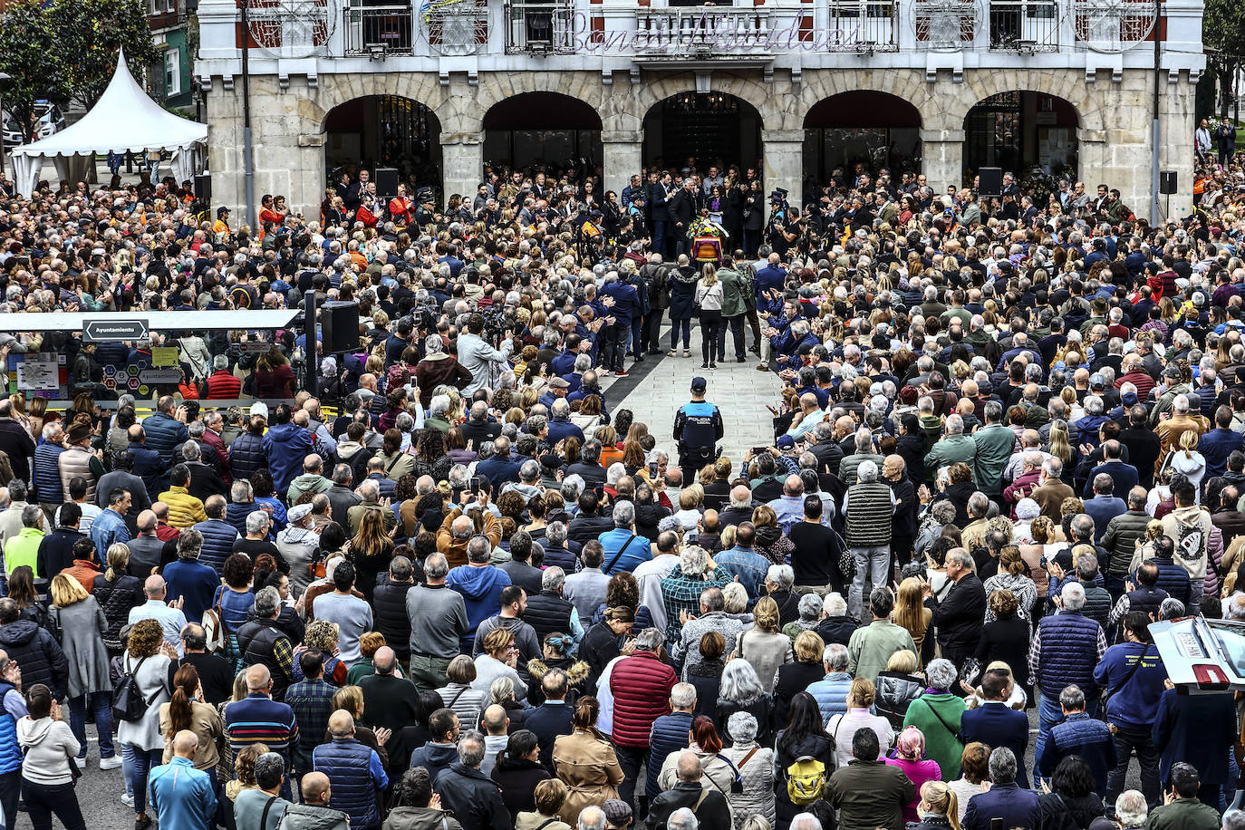 Emotivo y multitudinario adiós a Aníbal Vázquez en Mieres