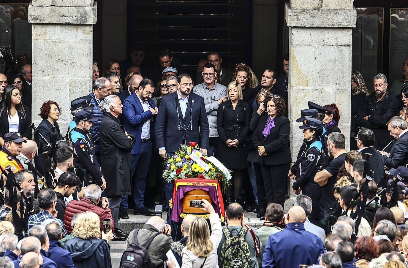 Emotivo y multitudinario adiós a Aníbal Vázquez en Mieres