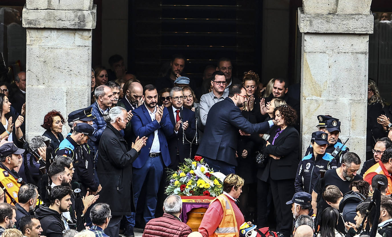 Emotivo y multitudinario adiós a Aníbal Vázquez en Mieres