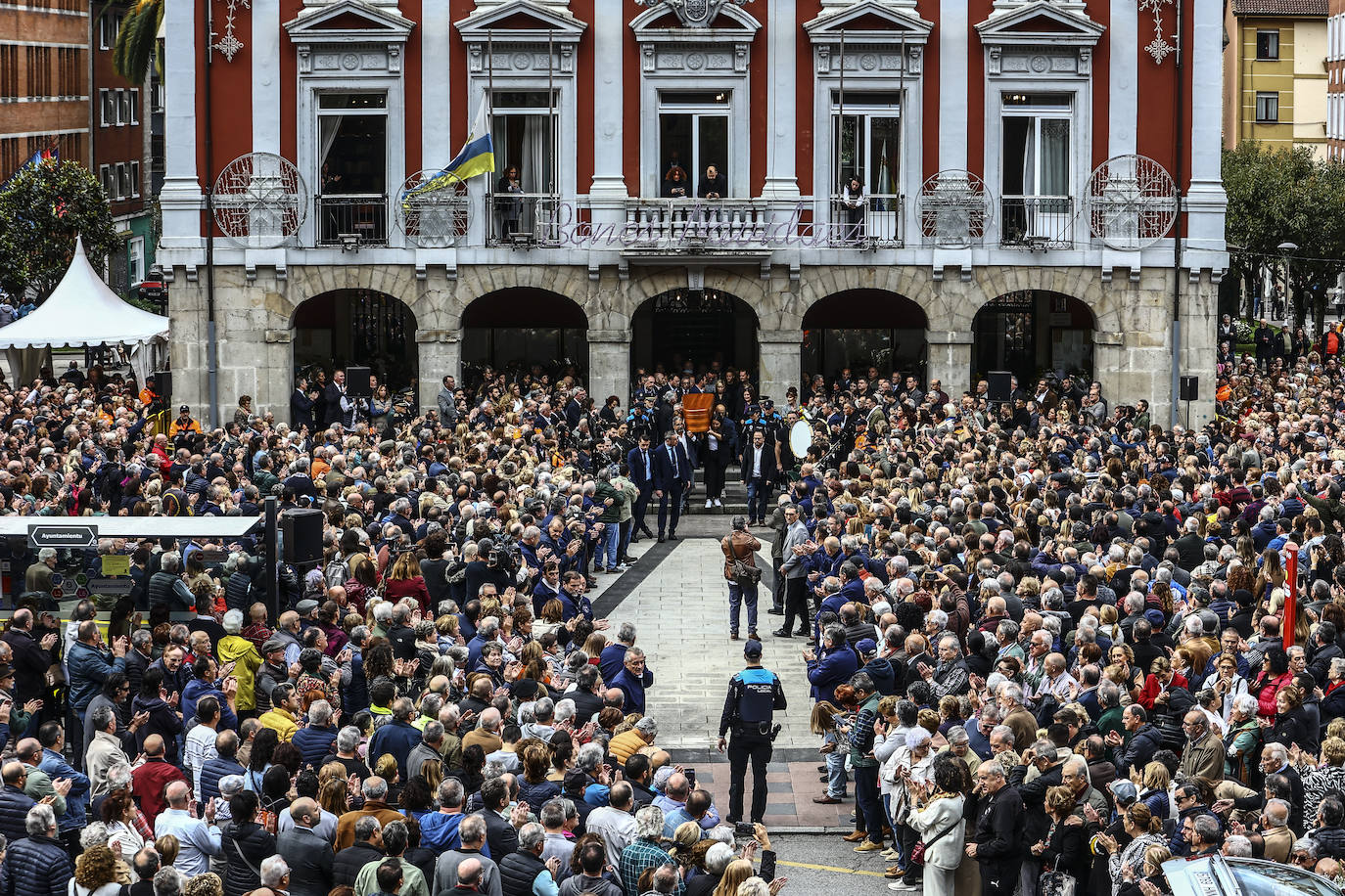 Emotivo y multitudinario adiós a Aníbal Vázquez en Mieres