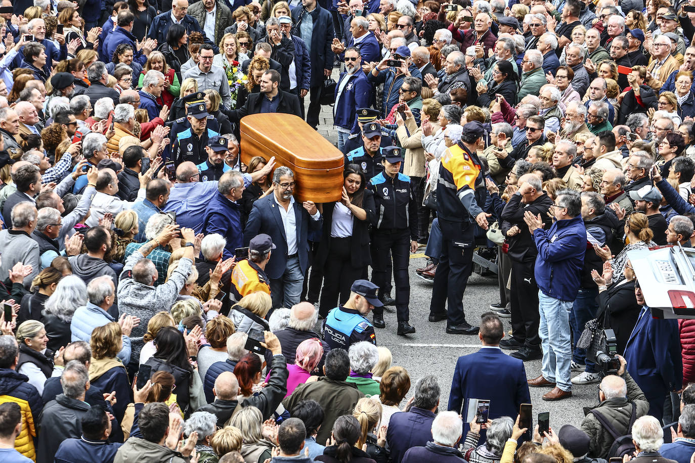 Emotivo y multitudinario adiós a Aníbal Vázquez en Mieres