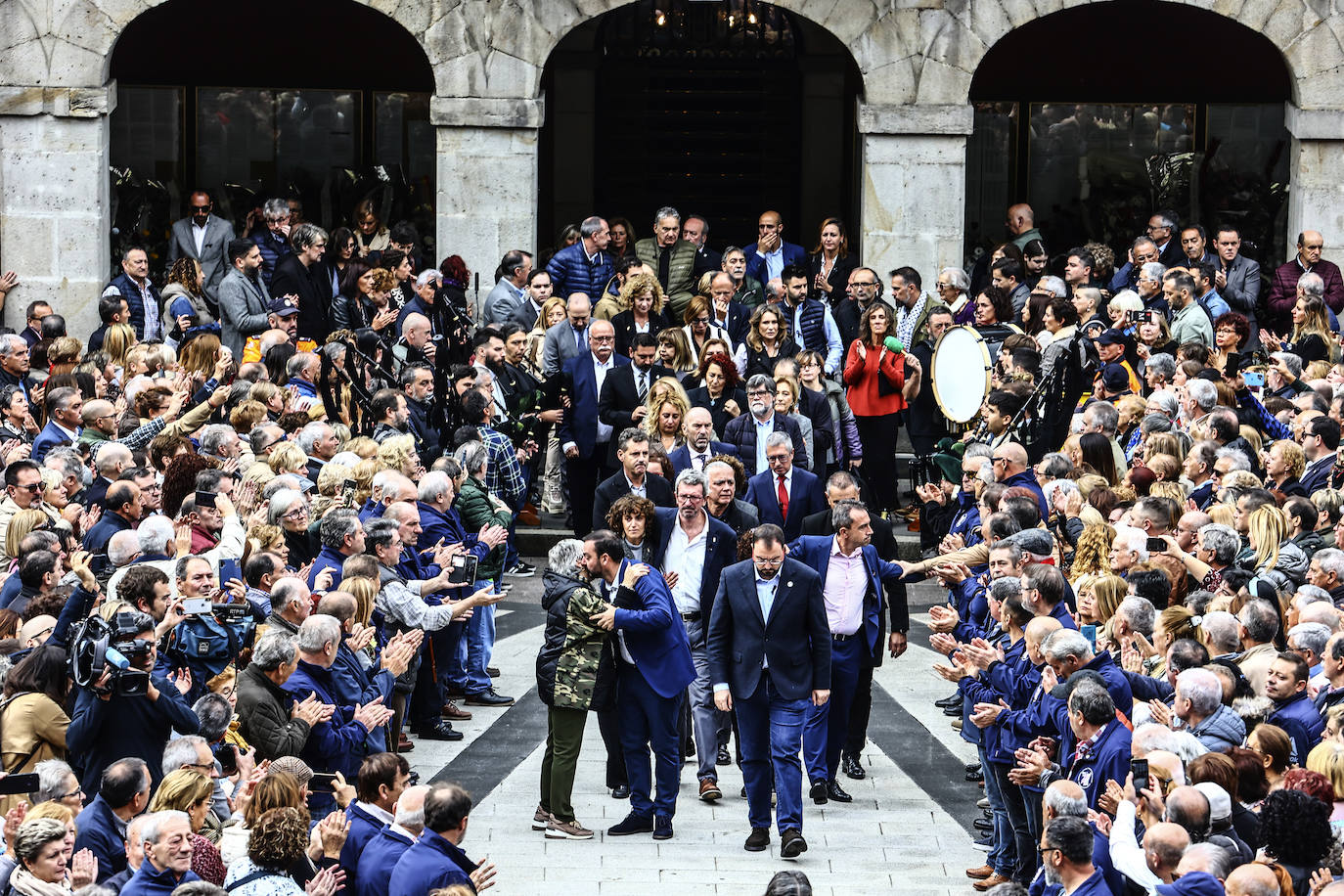 Emotivo y multitudinario adiós a Aníbal Vázquez en Mieres