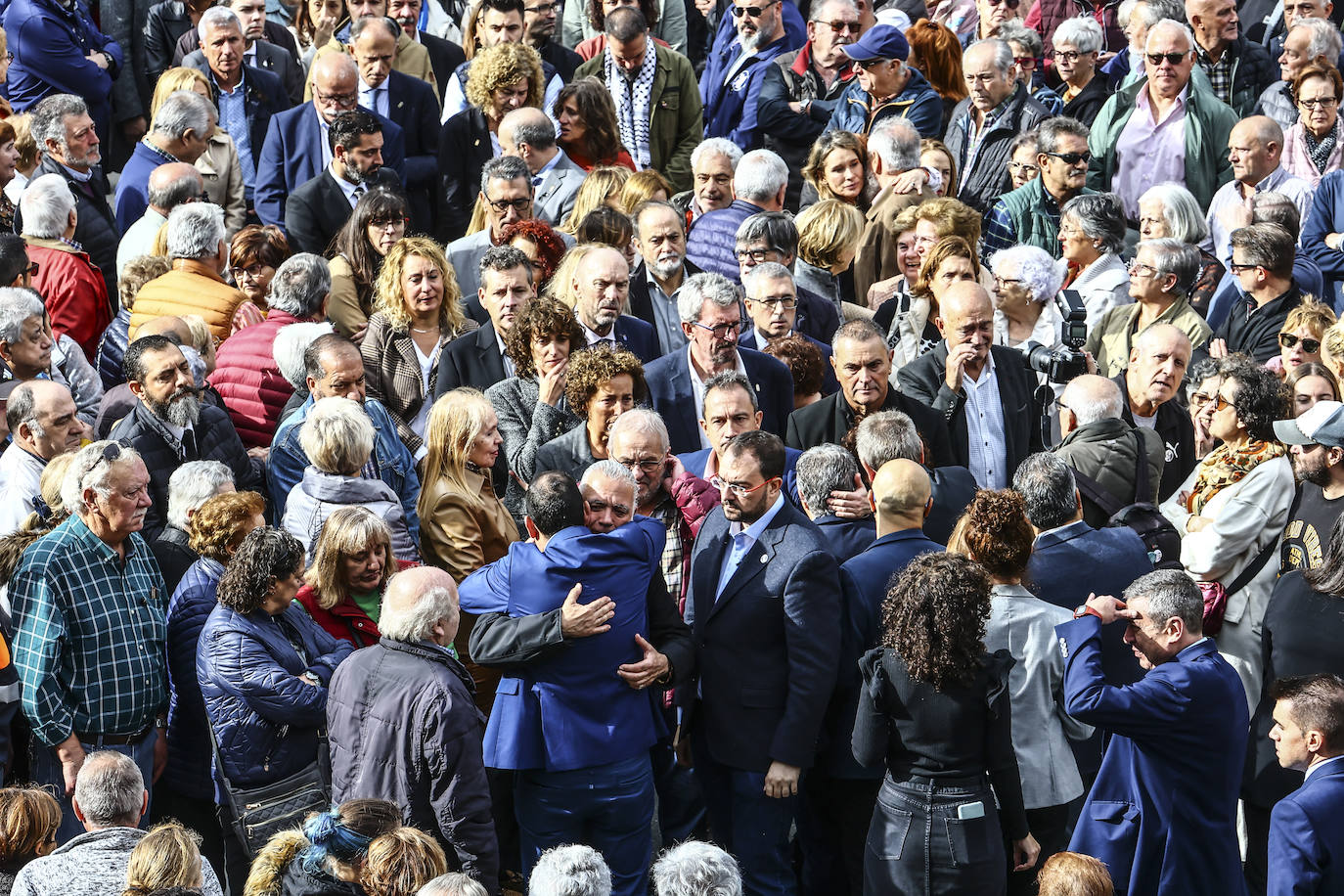 Emotivo y multitudinario adiós a Aníbal Vázquez en Mieres