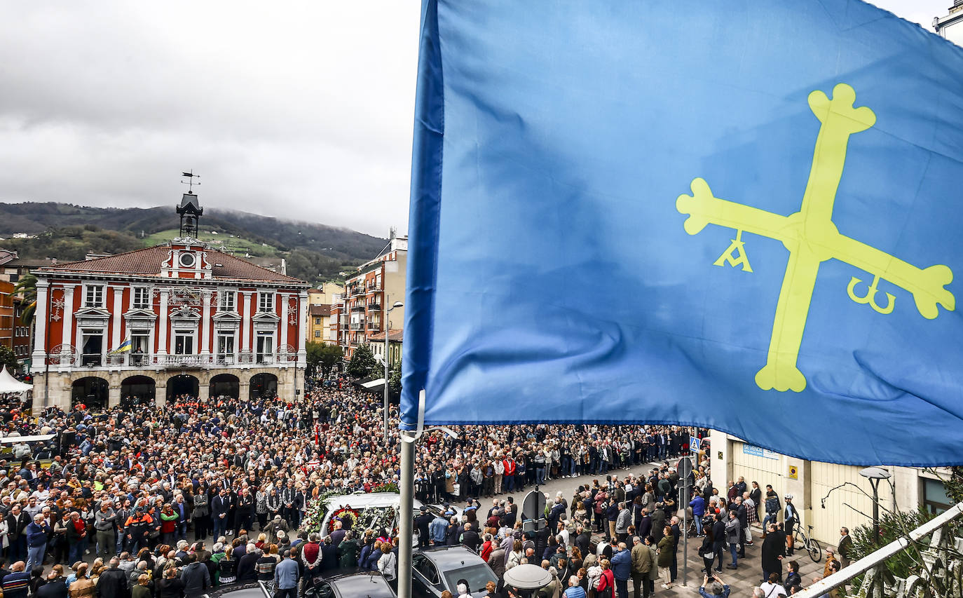 Emotivo y multitudinario adiós a Aníbal Vázquez en Mieres