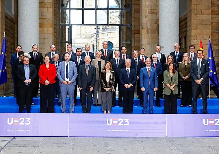 Raquel Sánchez, ministra de Transportes, en el centro, junto a ministros de Vivienda europeos en la Laboral.