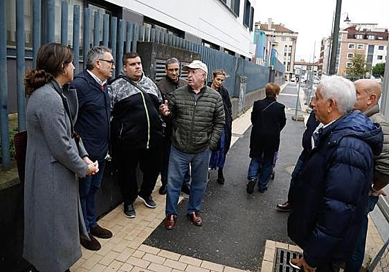 El concejal de Infraestructuras Urbanas y Rurales, Gilberto Villoria, ha visitado las obras de la calle Calderón de la Barca junto a la Asociación de Vecinos de El Coto.