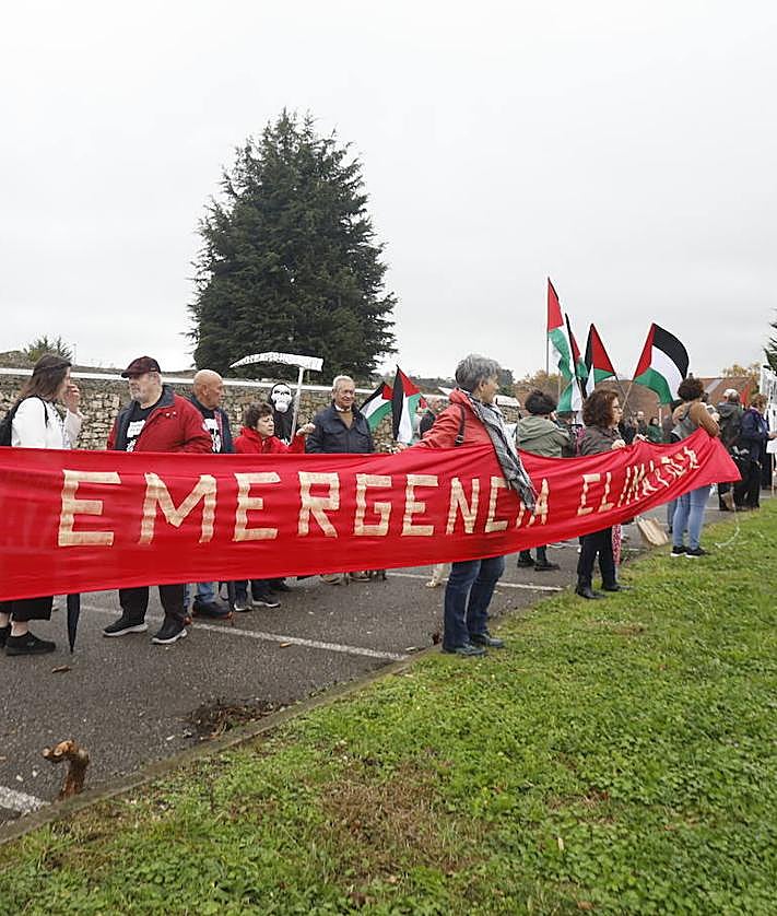 Imagen secundaria 2 - Algunas de las pancartas que se pudieron ver en la concentración.