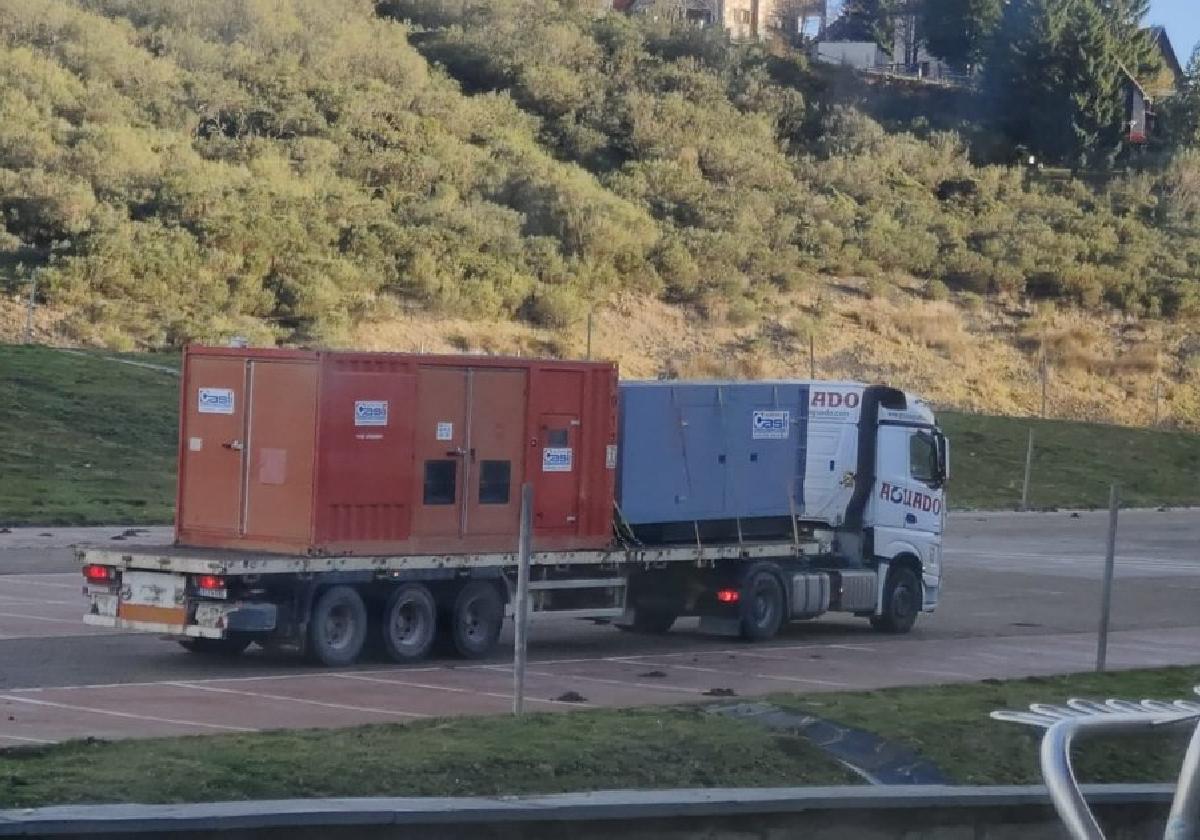 Los generadores, transportados en camión, llegan a la estación de Fuentes de Invierno.