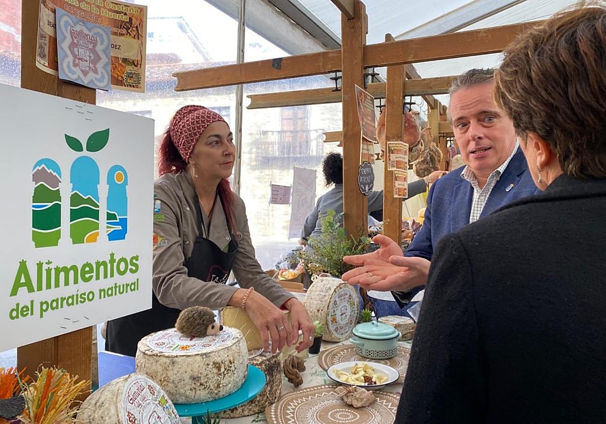 La quesera Beatriz Rodríguez, con el consejero Marcelino Marcos.