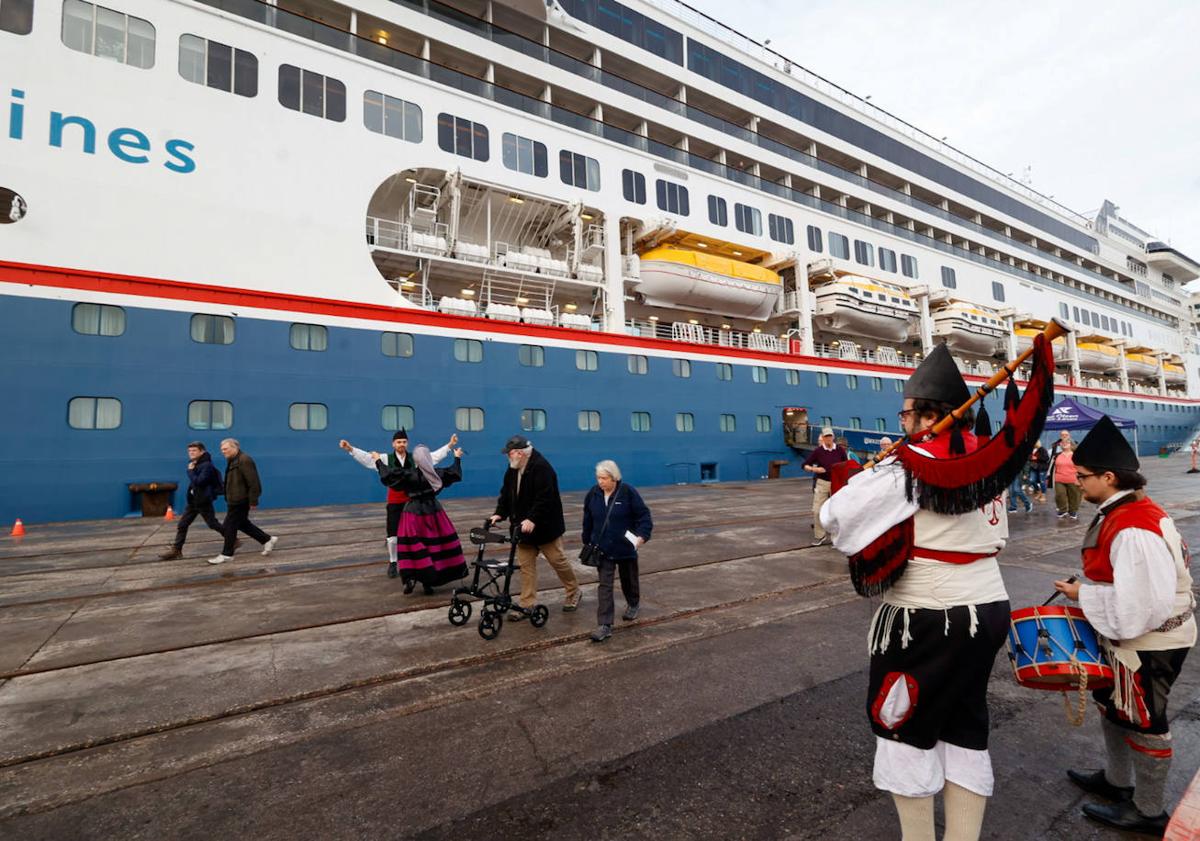 Imagen principal - Más de mil viajeros llegan a Gijón en el crucero &#039;Bolette&#039;, el último de la temporada