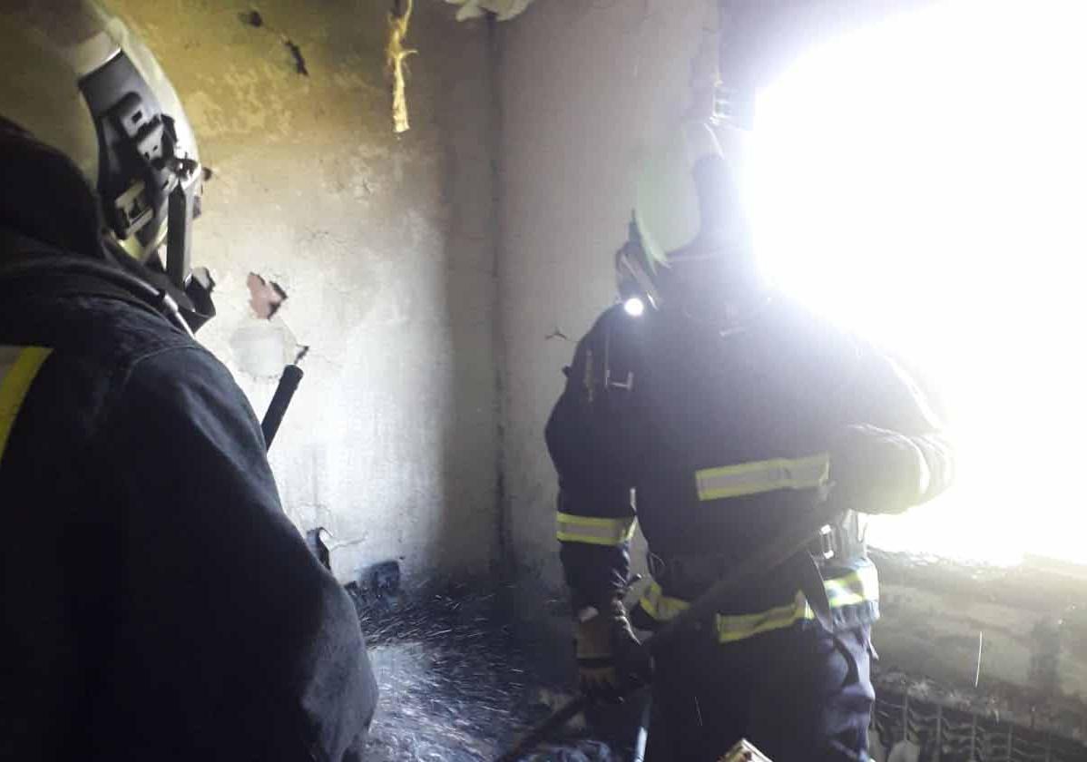 Los bomberos, durante las labores de extinción del fuego.