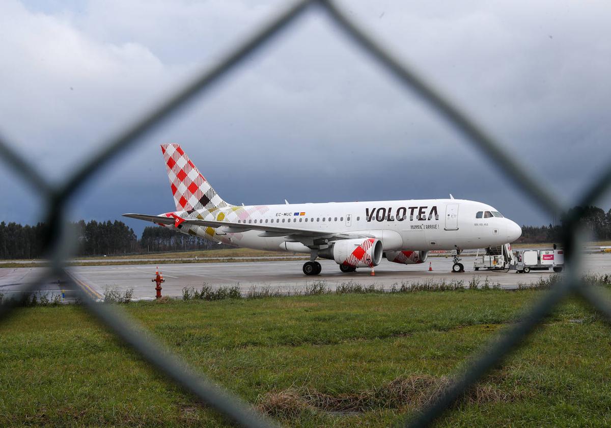 Un avión de Volotea en el aeropuerto de Asturias.