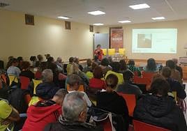 La técnica Glenda Cuetos se dirige a los asistentes.