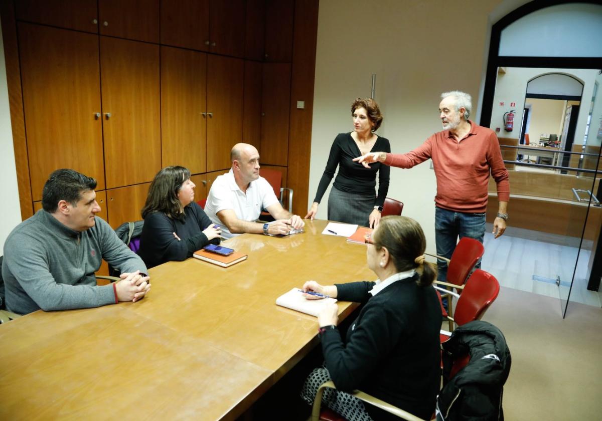 La concejala Nuria Bravo se reunió ayer con la Federación de Asociaciones de Vecinos.