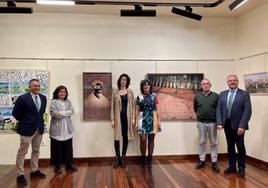 Belarmino Suárez, director de Caja Rural Luarca, junto a las artistas Carmen Santamarina y Kela Coto, la edil Clara García, el director general Antón García y el jefe de zona del occidente de Caja Rural, José Ramón González.