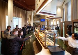 Clientes y trabajadores, en la cafetería de la Laboral.