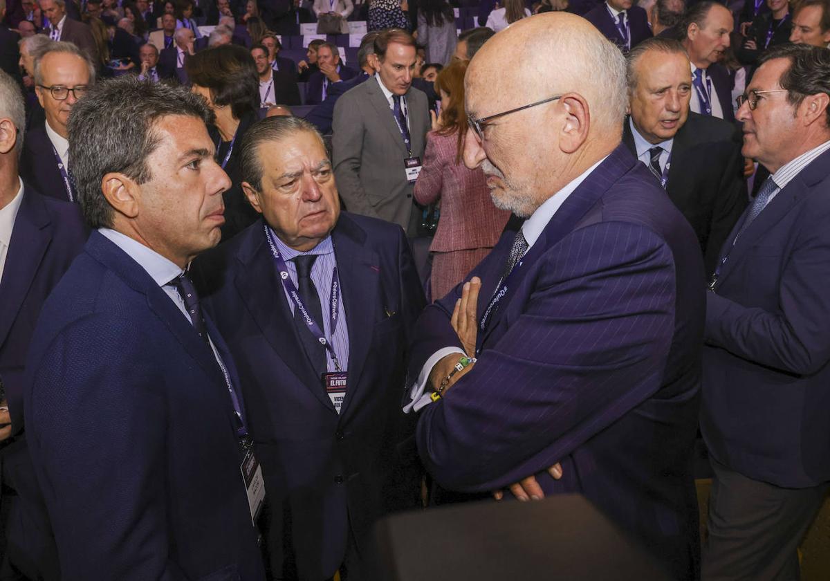 El presidente de la comunidad valenciana, Carlos Mazón y el de la patronal valenciana, Vicente Boluda, departen con Juan Roig (Mercadona), en primer plano, con el presidente de la patronal nacional (CEOE), José Antonio Garamendi, a la derecha.