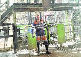 El riojano Sergio Bretón, ayer, saliendo de la jaula en el pozo Sotón como visitante 15.000.