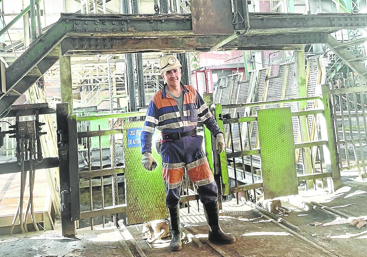 El riojano Sergio Bretón, ayer, saliendo de la jaula en el pozo Sotón como visitante 15.000.