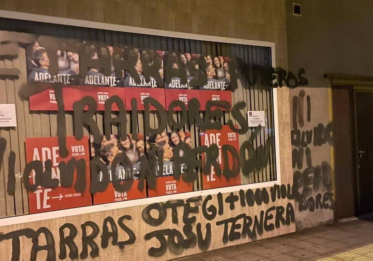 La sede del PSOE en Llanera, vandalizada con pintadas de «traidores» y «etarras»