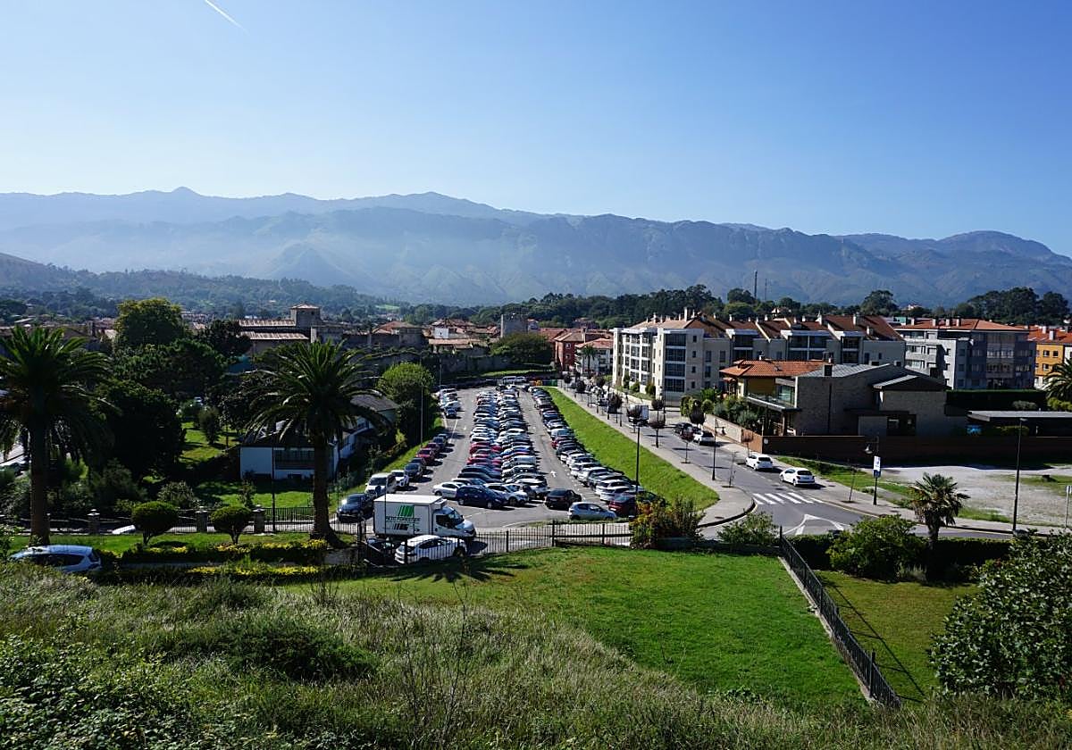 Centro de la villa de Llanes, con viviendas, el casco histórico y aparcamientos como el del Sablón.