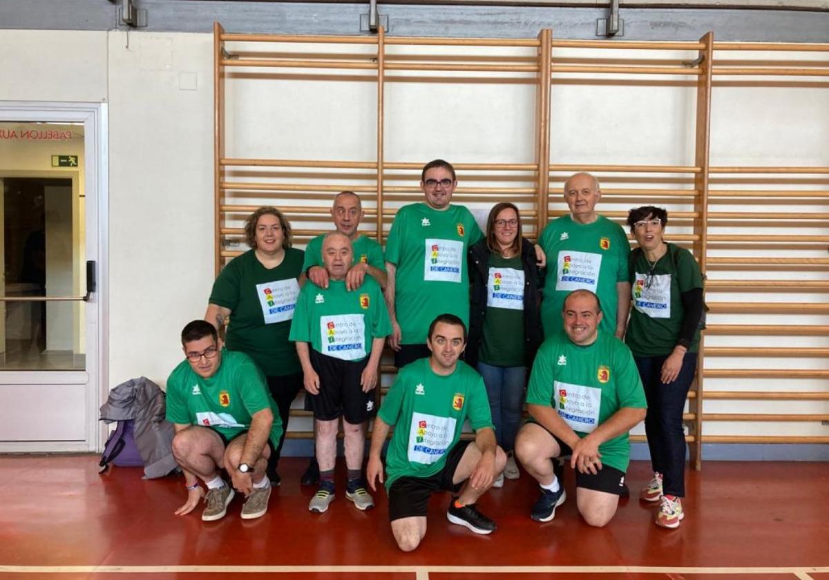 Integrantes del equipo de fútbol de los usuarios del CAI de Canero.