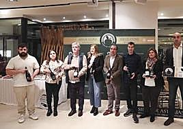 Miguel Rodríguez (Viuda de Angelón), Aitana Martínez (Trabanco), Víctor Ramos (Sidra Fran y director del consejo regulador de la DOP), Begoña López (directora general de Desarrollo Rural e Industrias Agrarias), Francisco Martínez Sopeña (El Gobernador), Gonzalo Fanjul (Quelo), María Cardín (El Gaitero) y Daniel Ruiz (gerente de la DOP), ayer, en el I Salón de Sidras Naturales Espumosas.