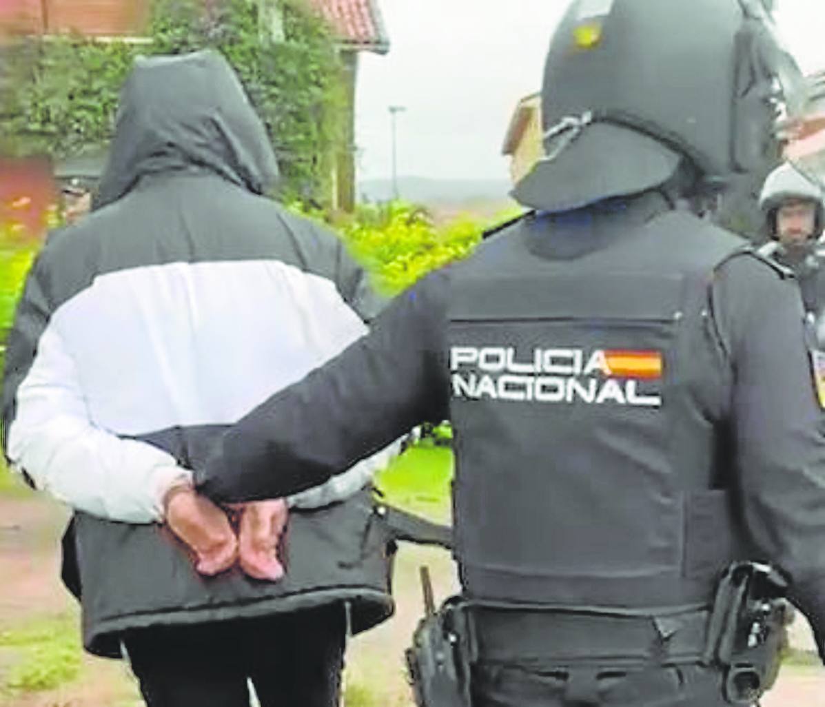 Bryan H. M., en el momento de salir detenido del piso de Llaranes, en Avilés.
