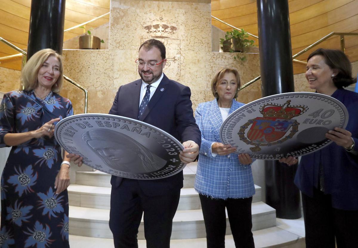 La presidenta-directora general de la Fábrica Nacional de Moneda y Timbre - Real Casa de la Moneda, Isabel Valldecabres Ortiz; el presidente del Principado, Adrián Barbón; la delegada del Gobierno, Delia Losa, y la directora de la Fundación Princesa de Asturias, Teresa Sanjurjo.