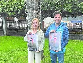 Amparo Antuña y Pelayo Suárez, con los carteles de la carrera.