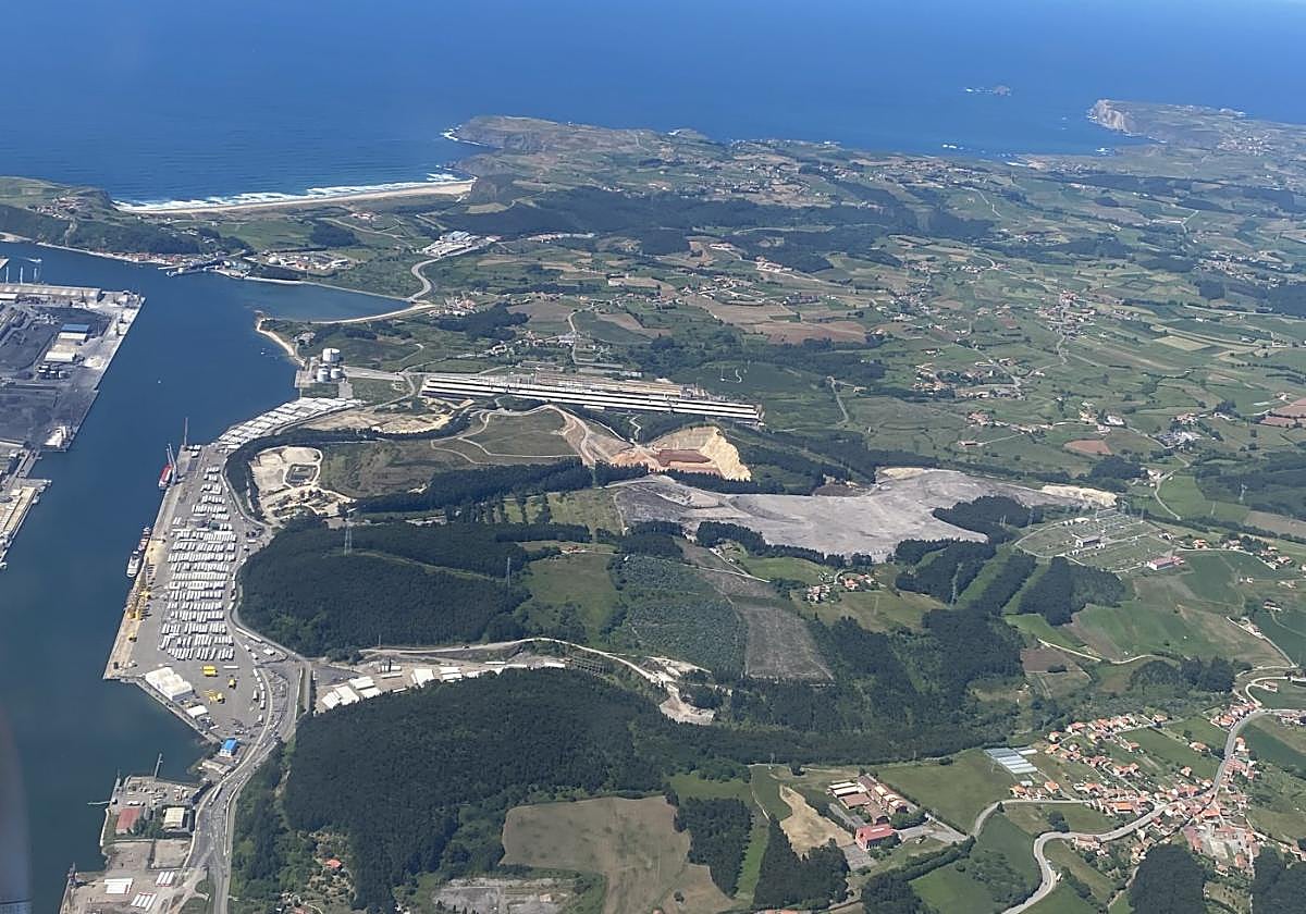 Vista aérea de la cantera de El Estrellín y su entorno, donde está previsto el desvío de la carretera para aumentar la zona logística portuaria.