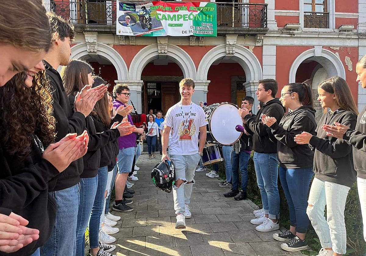 Sonoro homenaje en Cabañaquinta al joven piloto Samuel Díaz