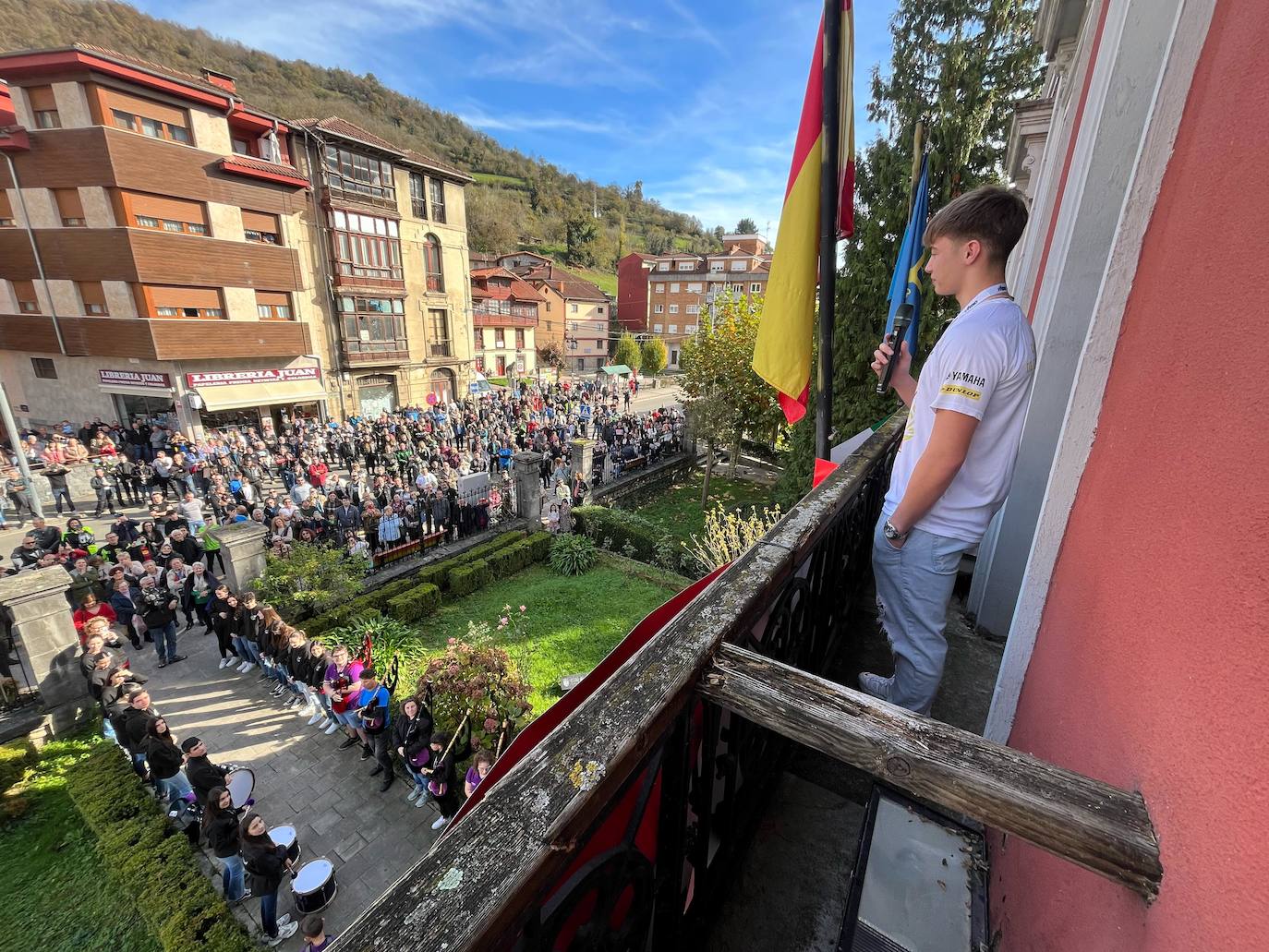 Sonoro homenaje en Cabañaquinta al joven piloto Samuel Díaz