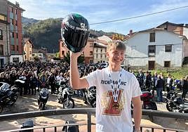 El joven piloto Samuel Díaz en la Plaza Doctor Castañón de Cabañaquinta.