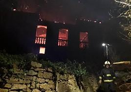 Los bomberos sofocan un incendio en una casa de Tolinas, en Grado