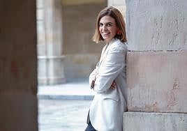 La concejala de Hacienda, María Mitre, apoyada en una de las pilastras de la arcada de la plaza Mayor, frente al Hotel Madrid, sede de su concejalía.