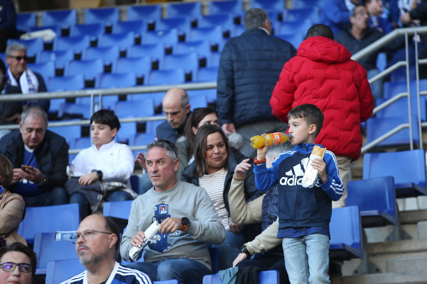 ¿Estuviste viendo el Oviedo - Eibar? ¡Búscate en las fotos del Tartiere!